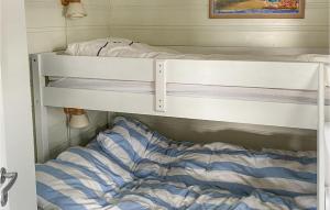 um quarto com 2 beliches num quarto em 3 Bedroom Stunning Home In Gressvik em Gressvik