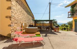 un patio con 2 tumbonas y un cenador en Lovely Home In Marliana With Wifi en Marliana