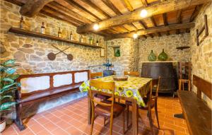 - une salle à manger avec une table, des chaises et une cuisinière dans l'établissement Lovely Home In Marliana With Wifi, à Marliana
