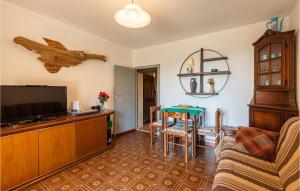 un soggiorno con divano e tavolo di Lovely Home In Marliana With Wifi a Marliana