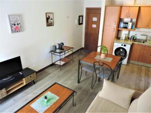 ein Wohnzimmer mit einem Sofa und einem Tisch in der Unterkunft Caseria de Comares Apartments 104 in Granada