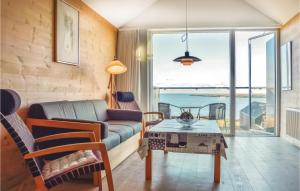 uma sala de estar com um sofá e uma mesa em 2 Bedroom Gorgeous Home In Hvide Sande em Hvide Sande