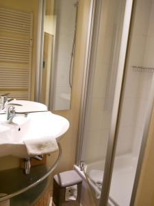 La salle de bains est pourvue de 2 lavabos et d'une douche. dans l'établissement Luxus-Wohnung am Nationalpark Harz für Aktivurlaub, à Altenau