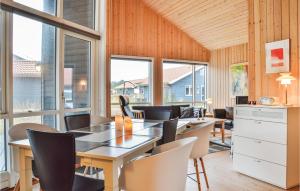 Fjand GårdeにあるAwesome Home In Ulfborg With 3 Bedrooms And Wifiのダイニングルーム(テーブル、椅子、窓付)
