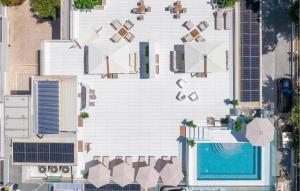 una vista aérea de un edificio con piscina en Pet Friendly Apartment In Pineto With Outdoor Swimming Pool, en Pineto