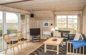 HarboørにあるBeautiful Home In Harbore With 3 Bedrooms, Sauna And Wifiのリビングルーム(ソファ、テーブル付)