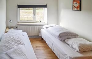 ThyborønにあるBeautiful Home In Thyborn With 2 Bedrooms, Wifi And Indoor Swimming Poolの窓付きの部屋 ベッド2台