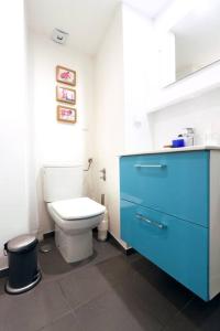 uma casa de banho com um WC e um armário azul em Alfama Terrace Apartment em Lisboa
