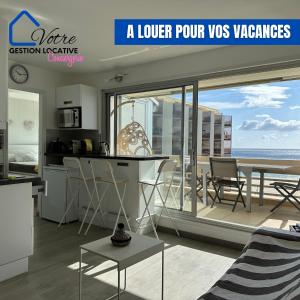 une cuisine et un salon avec vue sur l'océan dans l'établissement Appartement vue mer 4 couchages, à Canet