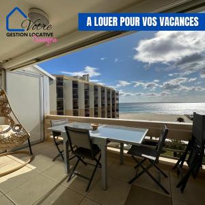 d'un balcon avec une table et une vue sur la plage. dans l'établissement Appartement vue mer 4 couchages, à Canet 2 autres photos