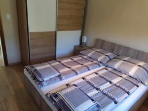 Posteľ alebo postele v izbe v ubytovaní Csaba apartman