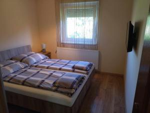Posteľ alebo postele v izbe v ubytovaní Csaba apartman
