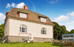 FinspångGorgeous Home In Finspång With Wifi的一座古老的房子,前面设有一张野餐桌
