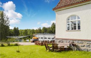 een gebouw met een tafel en stoelen in een tuin bij Gorgeous Home In Finspng With Wifi in Finspång