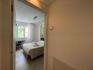 um quarto com uma cama e uma secretária num quarto em Vilu Suite Centro em Polignano a Mare