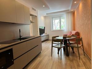 uma cozinha com uma mesa e uma sala de jantar em Vilu Suite Centro em Polignano a Mare