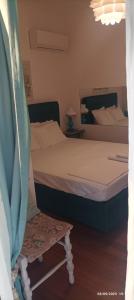 1 dormitorio con 2 camas y espejo en City Break Nearby Metro And Bus Express Airport, en Atenas