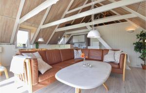 Nørre LyngvigにあるNice Home In Ringkbing With 4 Bedrooms, Sauna And Wifiのリビングルーム(ソファ、テーブル付)