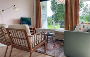 ein Wohnzimmer mit Stühlen, einem Sofa und einem TV in der Unterkunft Nice Home In Lichtenau With Wifi in Lichtenau
