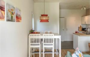 cocina con mesa blanca y 2 sillas blancas en Nice Home In Lichtenau With Wifi, en Lichtenau