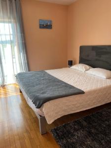 1 dormitorio con 1 cama grande y ventana grande en BIG DREAMS Al en Vila do Conde