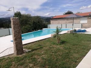 Villa con piscina y casa en Chalé dos Beirais en Marco de Canavezes