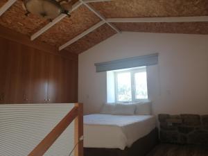1 dormitorio con cama y ventana en Chalé dos Beirais en Marco de Canavezes