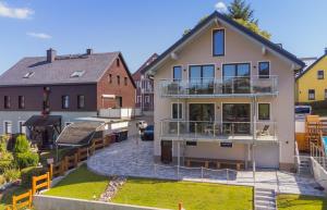クアオルト・オーバーヴィーゼンタールにあるVilla Laas Oberwiesenthalのバルコニーと庭付きの家