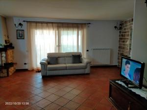 Televízia a/alebo spoločenská miestnosť v ubytovaní La mansarda di Carmen