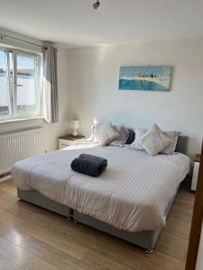 a bedroom with a large bed in a room at Walnut Apartments in Brumby