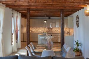 a kitchen and dining room with a table and chairs at Casa Rural Nel in Tinajo