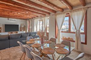 a living room with a table and chairs and a couch at Casa Rural Nel in Tinajo