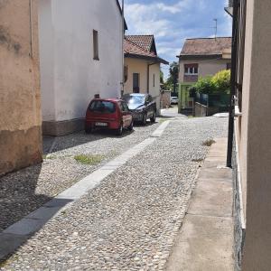 una calle con dos coches estacionados al lado de un edificio en Tranquillo alle porte di como con Box Auto, en Malnate