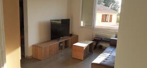 En tv och/eller ett underhållningssystem på Appartement 2-3 personnes Velodrome et Plage