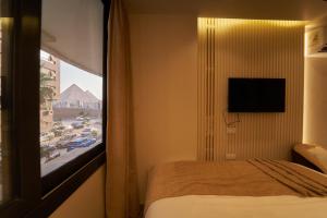 Letto o letti in una camera di Gold's Pyramids Hotel