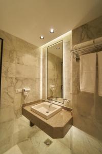 y baño con lavabo y espejo. en Gold's Pyramids Hotel, en El Cairo