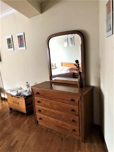 uma cómoda com um espelho em cima em Alojamento Rocha em Viseu