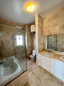une salle de bain avec une baignoire, un lavabo et des toilettes dans l'établissement GS 23, à Hurghada