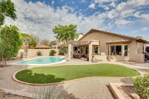 une maison avec une piscine dans une cour dans l'établissement Peoria Retreat with Pool about 21 Mi to Downtown Phoenix, à Peoria