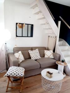 sala de estar con sofá y escalera en Côte d'Opale - Maison Cocooning Classé 3 Étoiles en Marquise