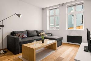 a living room with a couch and a coffee table at Dinbnb Homes I 4-apartment House in Idyllic Location in Bergen