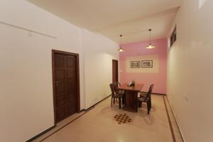 una sala da pranzo con tavolo e sedie di Ganga's Sri Balaji Cottage a Ooty