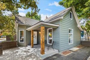 een klein blauw huis met een veranda bij North End Gem in Boise