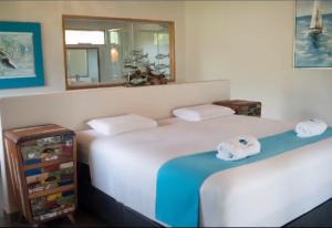 duas camas sentadas uma ao lado da outra num quarto em Aquamare Bungalows em Cruz de Pizarro