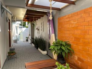un callejón con un banco y plantas a un lado de un edificio en Rosa dos ventos suíte 1, en Florianópolis