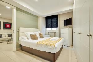 een slaapkamer met een bed en een televisie. bij Salamanca Comfort, by Presidence Rentals in Madrid