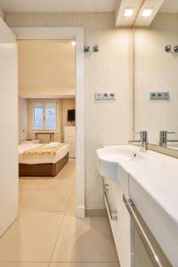een badkamer met 2 wastafels en een slaapkamer met een bed bij Salamanca Comfort, by Presidence Rentals in Madrid