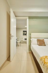 een slaapkamer met een bed en een woonkamer bij Salamanca Comfort, by Presidence Rentals in Madrid