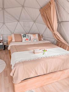 een slaapkamer met 2 bedden in een yurt bij ม่อนชาพาเพลิน ม่อนแจ่ม Monchapaplearn Monjam in Mon Jam