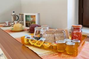 una mesa con jarras de comida encima de un mostrador en CASA VACANZE DIONIGI, en Asís